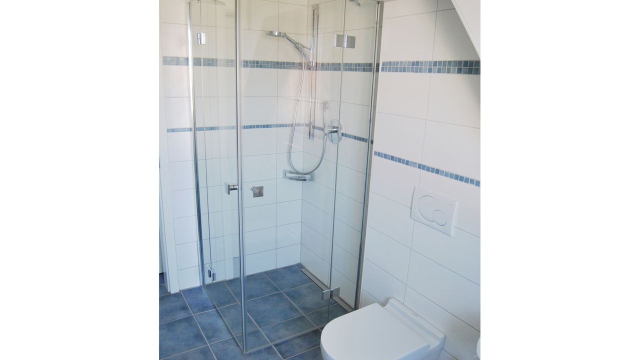 Badezimmer mit ebenerdiger Dusche Badezimmer mit ebenerdiger Dusche